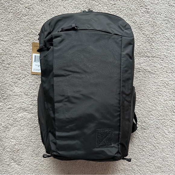 NWT EVERGOODS Civic Travel Bag CTB26 Backpack 26L Black - Picture 1 of 9